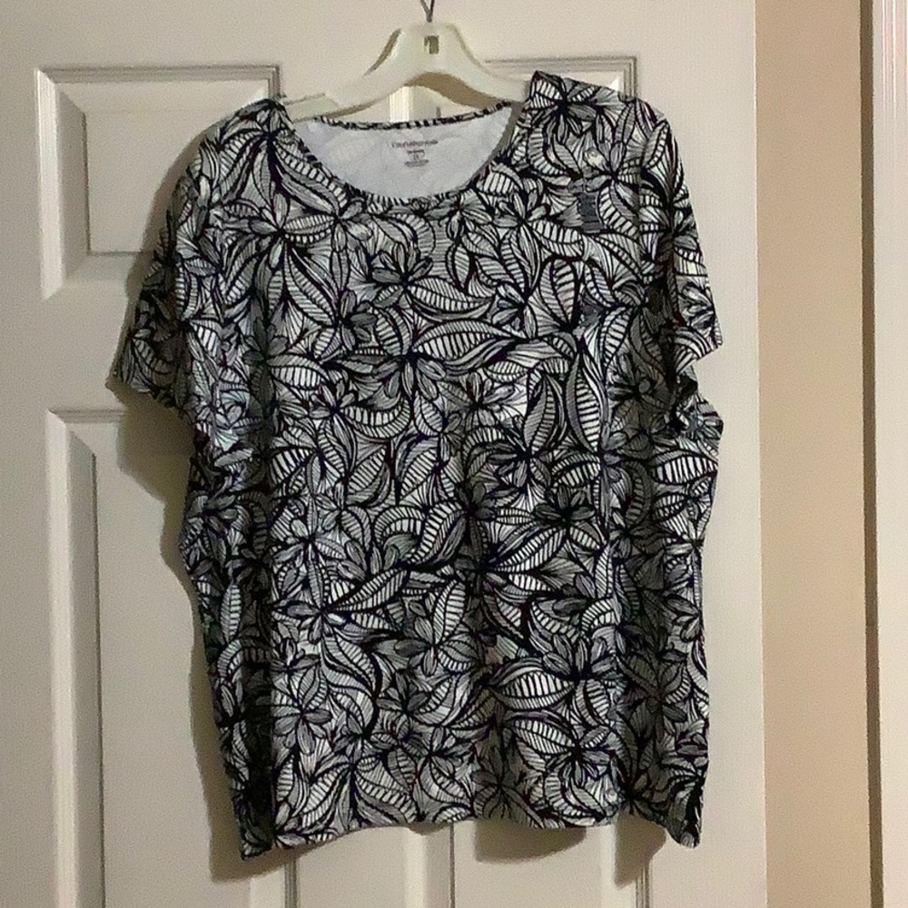 Black and white knit top.  2X.